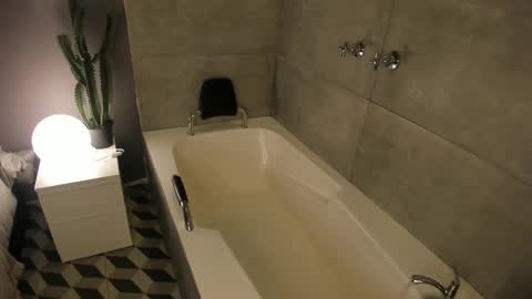  Caroline  online show from March 13, 2026, 11:28 am