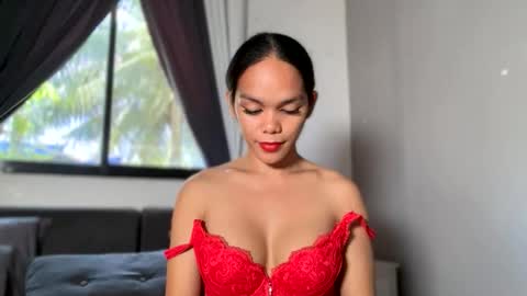 caroline_east online show from April 9, 2026, 1:49 am