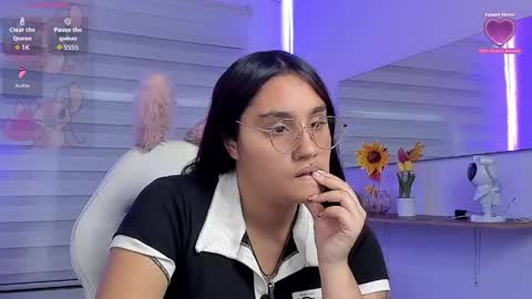 caroline_rodriguez_9 online show from May 13, 2026, 7:22 pm