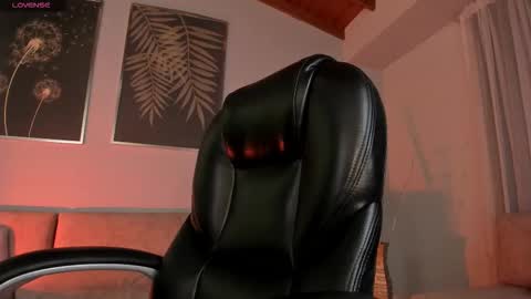 Caro online show from November 6, 2025, 10:49 am