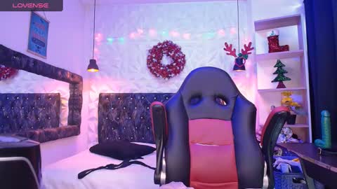 Snapshot of carolinescoth_dl chatting on December 11, 2024, 8:39 pm Caroline Scoth online show from December 11, 2024, 8:39 pm