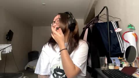 Emilia online show from November 28, 2025, 5:10 am