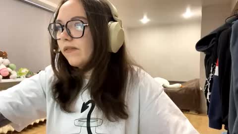 Emilia online show from December 15, 2025, 3:44 am