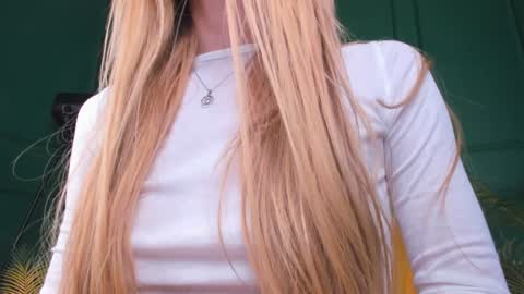 Hello my name is Cassie and my friend Nilo is also here online show from December 30, 2024, 7:42 pm