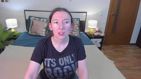 Snapshot of catherinewalls chatting on June 8, 2026, 3:29 am Catrin online show from June 8, 2026, 3:29 am
