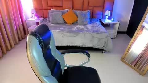 catti_brie_ online show from November 13, 2025, 11:42 am