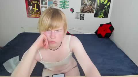 Snapshot of cattie_w_ chatting on June 17, 2026, 1:19 am cattie_w_ online show from June 17, 2026, 1:19 am