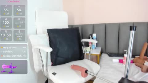 celeste_smmith_ online show from March 9, 2025, 6:28 am