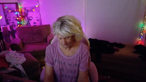 Snapshot of charli_girl chatting on December 3, 2024, 10:40 pm Charli online show from December 3, 2024, 10:40 pm