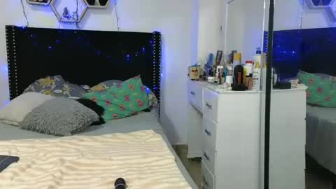 charlotte_027 online show from April 7, 2026, 3:51 am