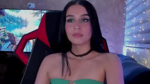 Snapshot of charlotte_greys chatting on February 23, 2025, 3:35 am Charlotte online show from February 23, 2025, 3:35 am