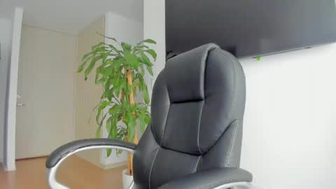 Snapshot of charlotte_tiller chatting on May 2, 2026, 6:46 pm Yuli online show from May 2, 2026, 6:46 pm