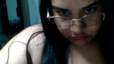 charlottequeen_21 online show from June 11, 2026, 4:49 pm