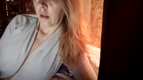 Snapshot of charming_rosse chatting on April 27, 2026, 5:16 am charming_rosse online show from April 27, 2026, 5:16 am