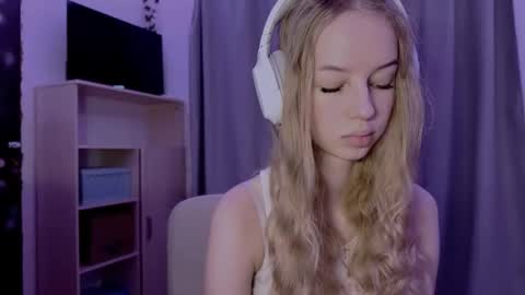 Evie online show from October 28, 2025, 4:05 am