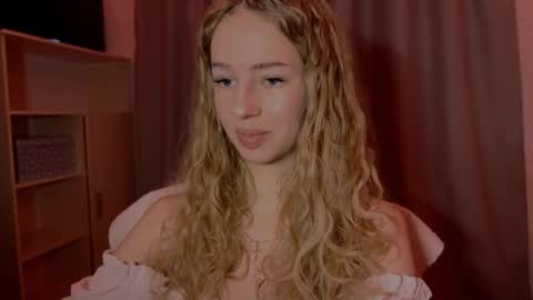 Evie online show from November 10, 2025, 2:27 pm