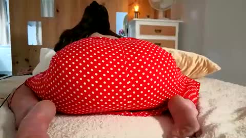 Snapshot of chillwithcamii chatting on June 5, 2026, 8:14 pm yoursensualparadise online show from June 5, 2026, 8:14 pm