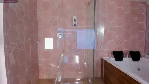 Chloe online show from November 10, 2025, 11:42 am