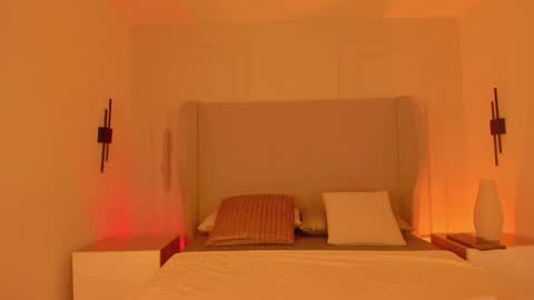 Chloe online show from November 22, 2025, 12:59 pm