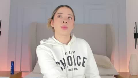 Snapshot of chloe_dee_ chatting on June 19, 2026, 12:31 pm Chloe online show from June 19, 2026, 12:31 pm