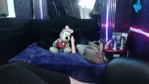 chloe_smith5 online show from June 30, 2026, 1:23 pm