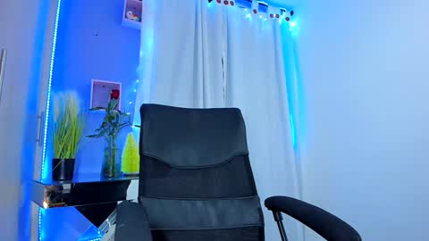 Chloe Miller  online show from December 8, 2024, 5:07 am