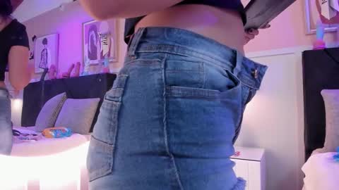   online show from November 23, 2025, 7:35 pm