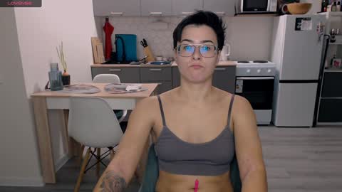 Snapshot of chloe_x_ chatting on December 2, 2024, 11:34 am Eva and Sandra online show from December 2, 2024, 11:34 am