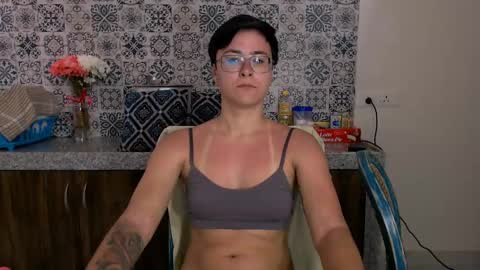 Snapshot of chloe_x_ chatting on February 16, 2025, 5:15 am Eva and Sandra online show from February 16, 2025, 5:15 am