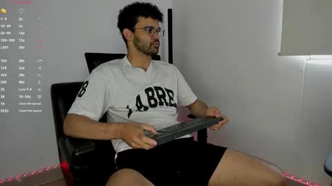 Im Chirs IM MODEL INDEPENDT online show from October 26, 2025, 4:02 pm