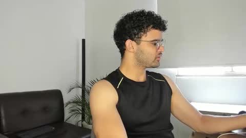 Im Chirs IM MODEL INDEPENDT online show from November 6, 2025, 2:18 pm