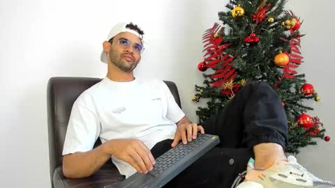 Im Chirs IM MODEL INDEPENDT online show from November 30, 2025, 8:02 pm