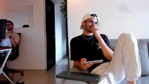 Im Chirs IM MODEL INDEPENDT online show from December 15, 2025, 6:45 pm