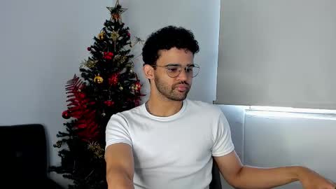 Im Chirs IM MODEL INDEPENDT online show from December 18, 2025, 3:51 pm