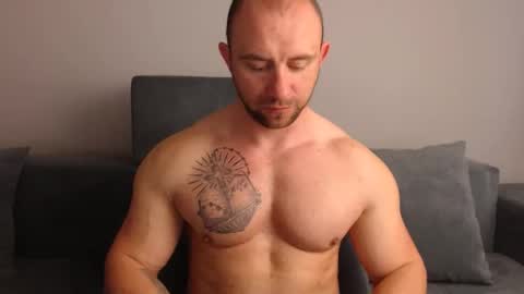 Snapshot of chrisbigbiceps chatting on April 22, 2026, 6:16 am chrisbigbiceps online show from April 22, 2026, 6:16 am