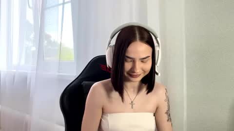 christelgabisi online show from May 15, 2026, 12:45 pm