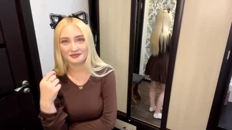 Snapshot of christeneweslow chatting on October 15, 2025, 4:29 pm Aurora online show from October 15, 2025, 4:29 pm
