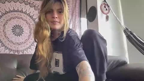 Val riess -- Instagram free online show from October 12, 2025, 6:07 pm