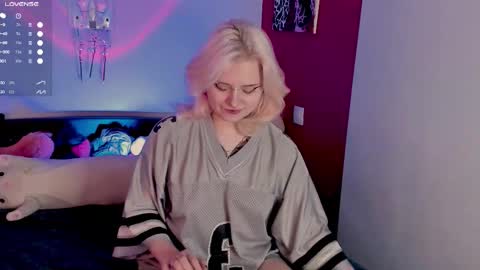 Snapshot of cigaretteduringsex chatting on October 19, 2025, 11:11 am Helen and Teya online show from October 19, 2025, 11:11 am