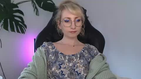 Snapshot of cinderellamoon chatting on June 19, 2026, 5:45 am Cinderella online show from June 19, 2026, 5:45 am