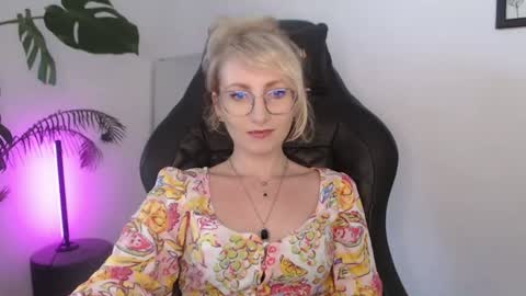 Snapshot of cinderellamoon chatting on July 17, 2026, 5:47 am Cinderella online show from July 17, 2026, 5:47 am