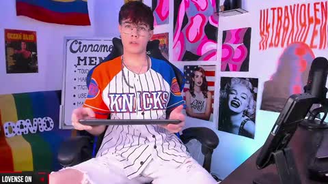 Snapshot of cinnamon_boyxxx chatting on December 23, 2024, 5:17 am David     Independent Model online show from December 23, 2024, 5:17 am