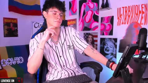 Snapshot of cinnamon_boyxxx chatting on January 20, 2025, 2:01 am David     Independent Model online show from January 20, 2025, 2:01 am