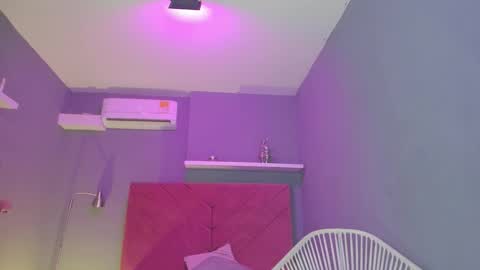 Snapshot of cinnia_ chatting on September 19, 2025, 12:06 pm Cintia online show from September 19, 2025, 12:06 pm