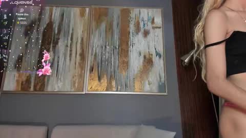 Snapshot of cinnia_ chatting on September 25, 2025, 12:09 pm Cintia online show from September 25, 2025, 12:09 pm