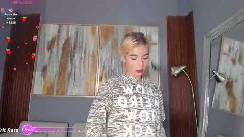 Snapshot of cinnia_ chatting on October 3, 2025, 12:02 pm Cintia online show from October 3, 2025, 12:02 pm