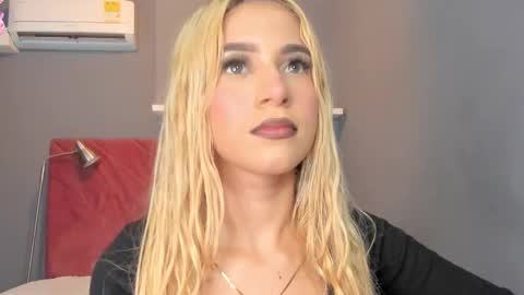 Snapshot of cinnia_ chatting on October 15, 2025, 12:49 pm Cintia online show from October 15, 2025, 12:49 pm