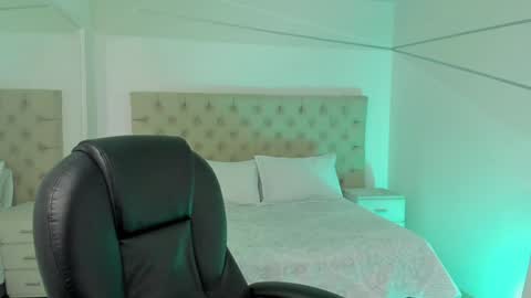 CintiaCollins  online show from December 13, 2024, 8:26 pm