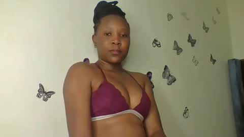 clara11 online show from April 16, 2026, 9:39 pm