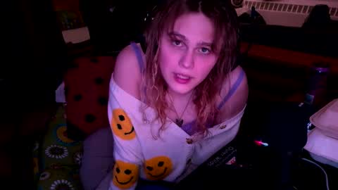 Snapshot of clemie32677 chatting on December 1, 2025, 2:05 am clemie32677 online show from December 1, 2025, 2:05 am